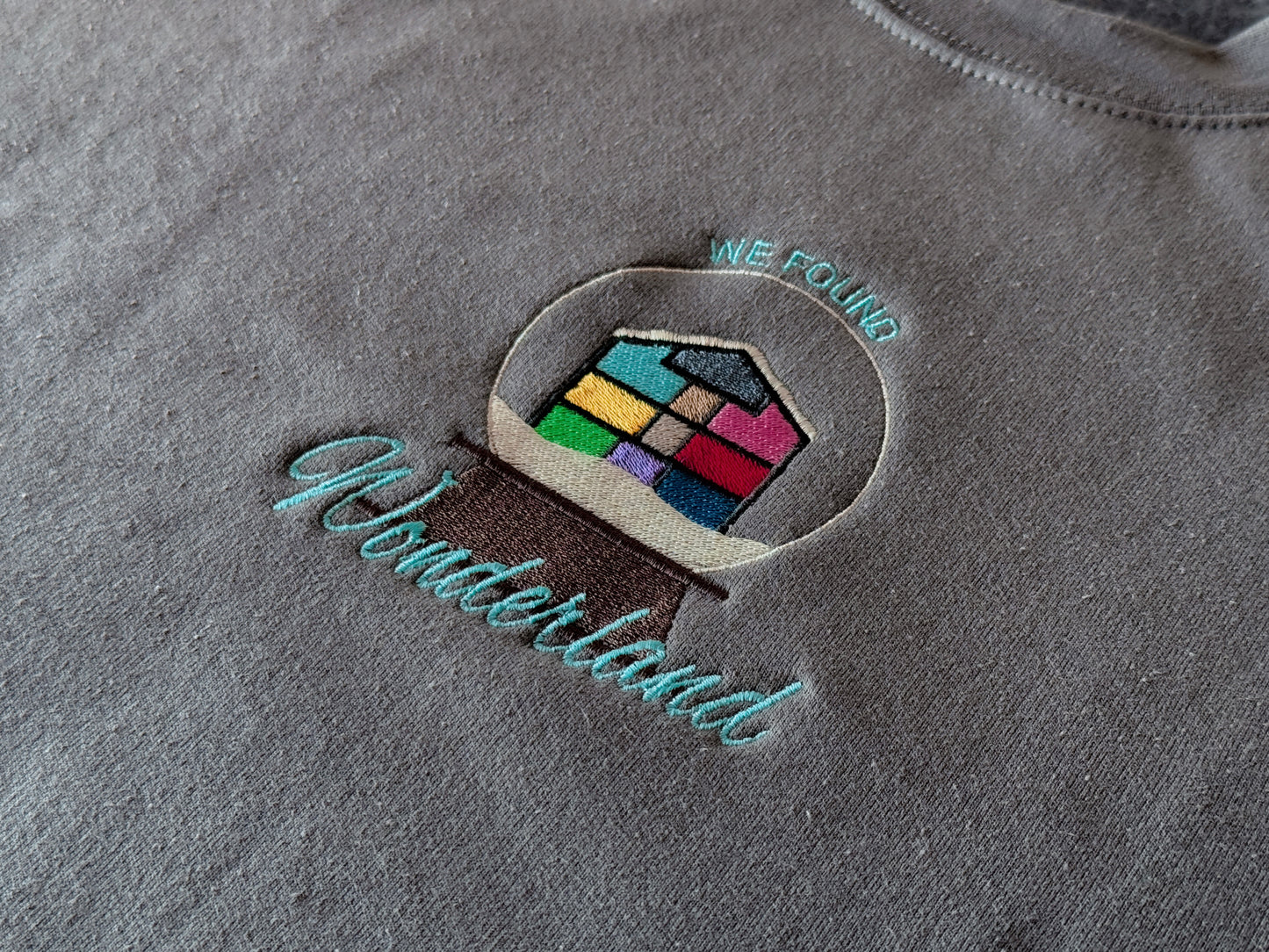 "wonderland" embroidered crewneck